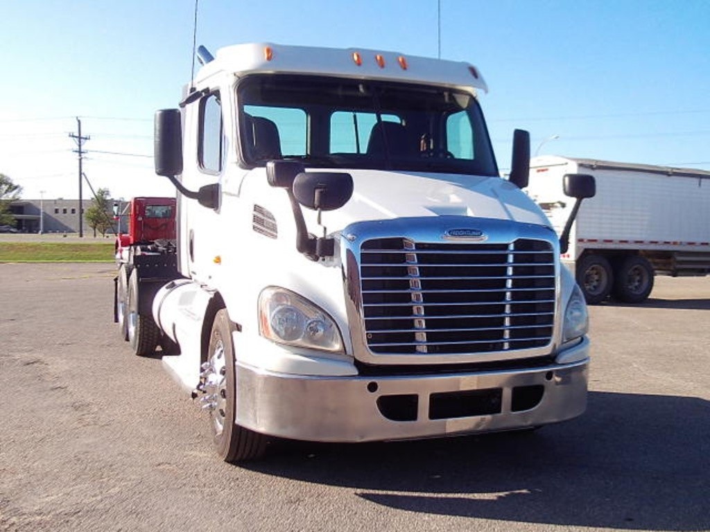 TRACTORS SEMIS FOR SALE