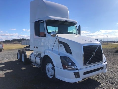 USED 2006 VOLVO VNL64T300 TANDEM AXLE DAYCAB TRUCK #1370-2