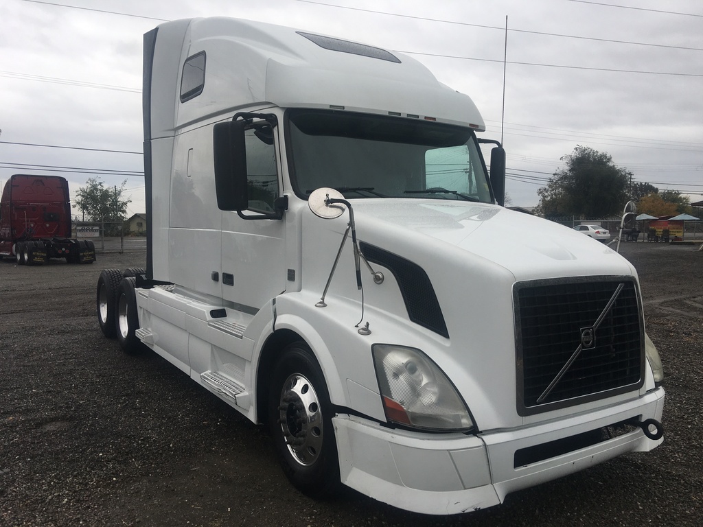 2011 VOLVO 670 Sleeper