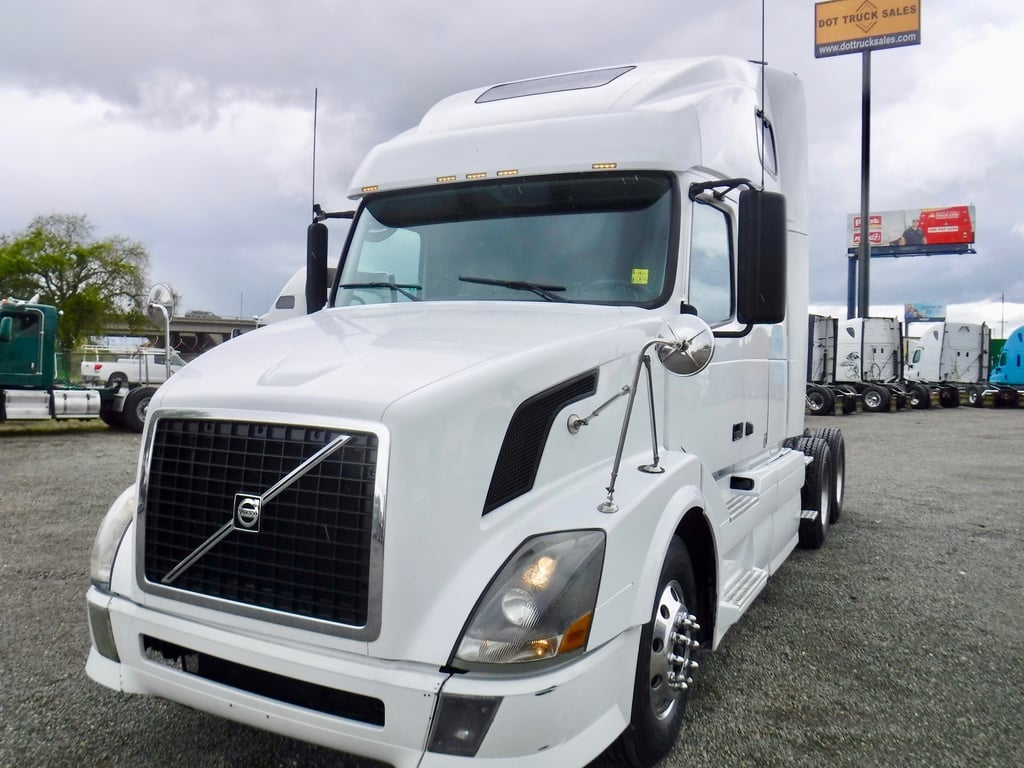2008 VOLVO 670 Sleeper