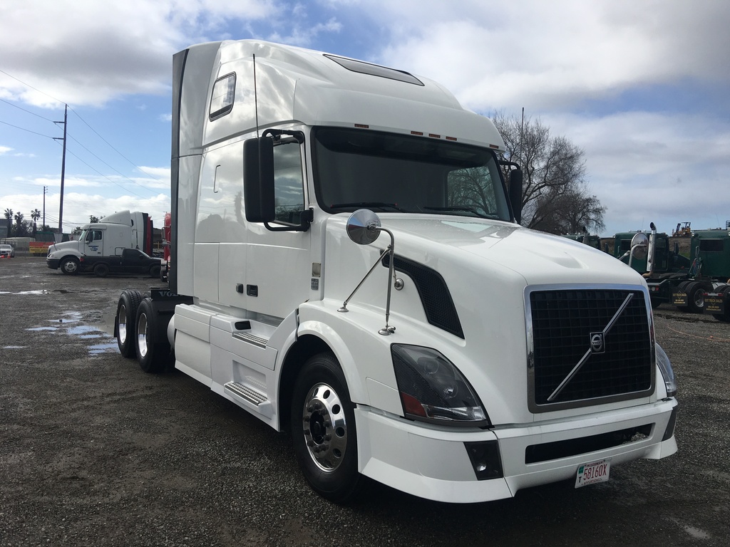 2011 VOLVO 670 Sleeper