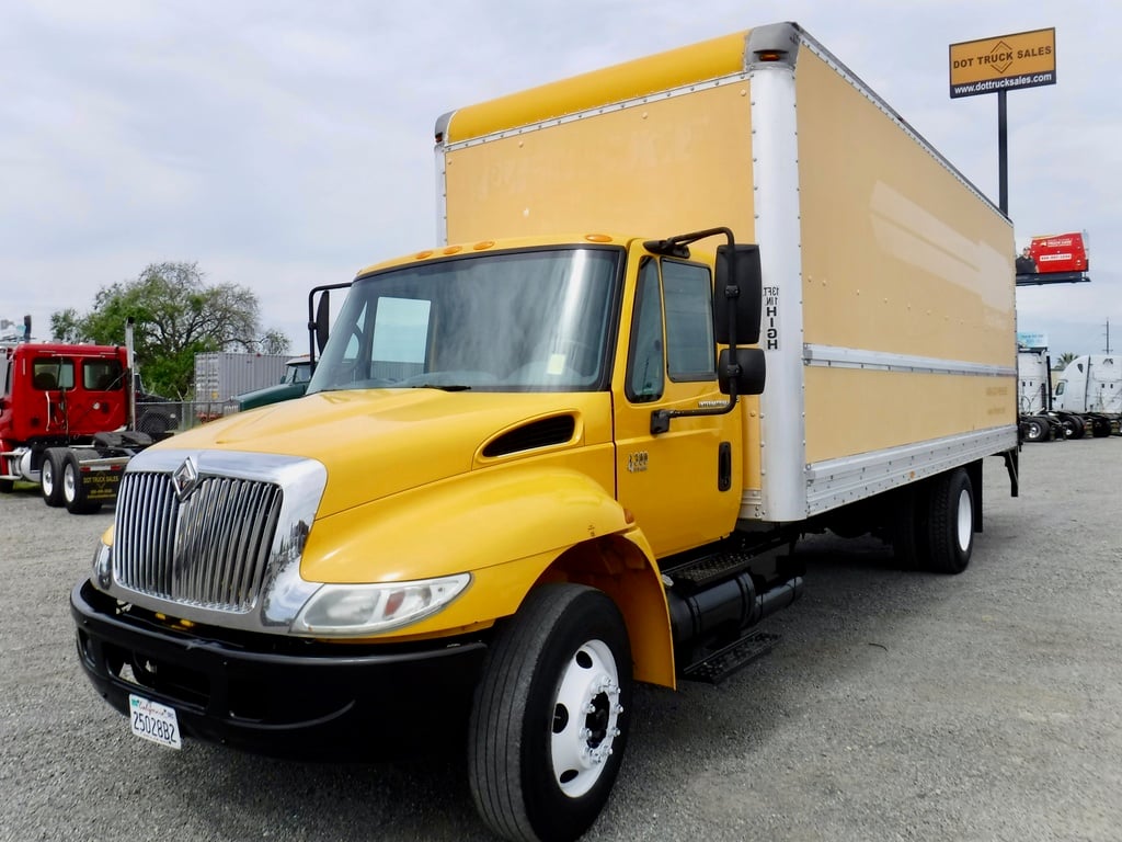 2006 INTERNATIONAL DT466 Box Van Truck