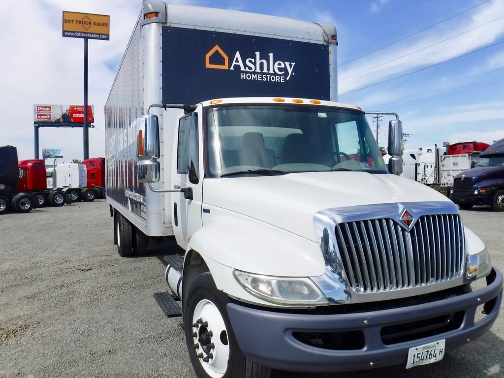 2011 INTERNATIONAL 4300 Box Van Truck