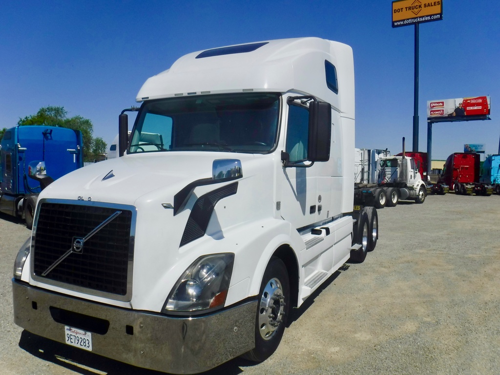 2012 VOLVO 670 Sleeper