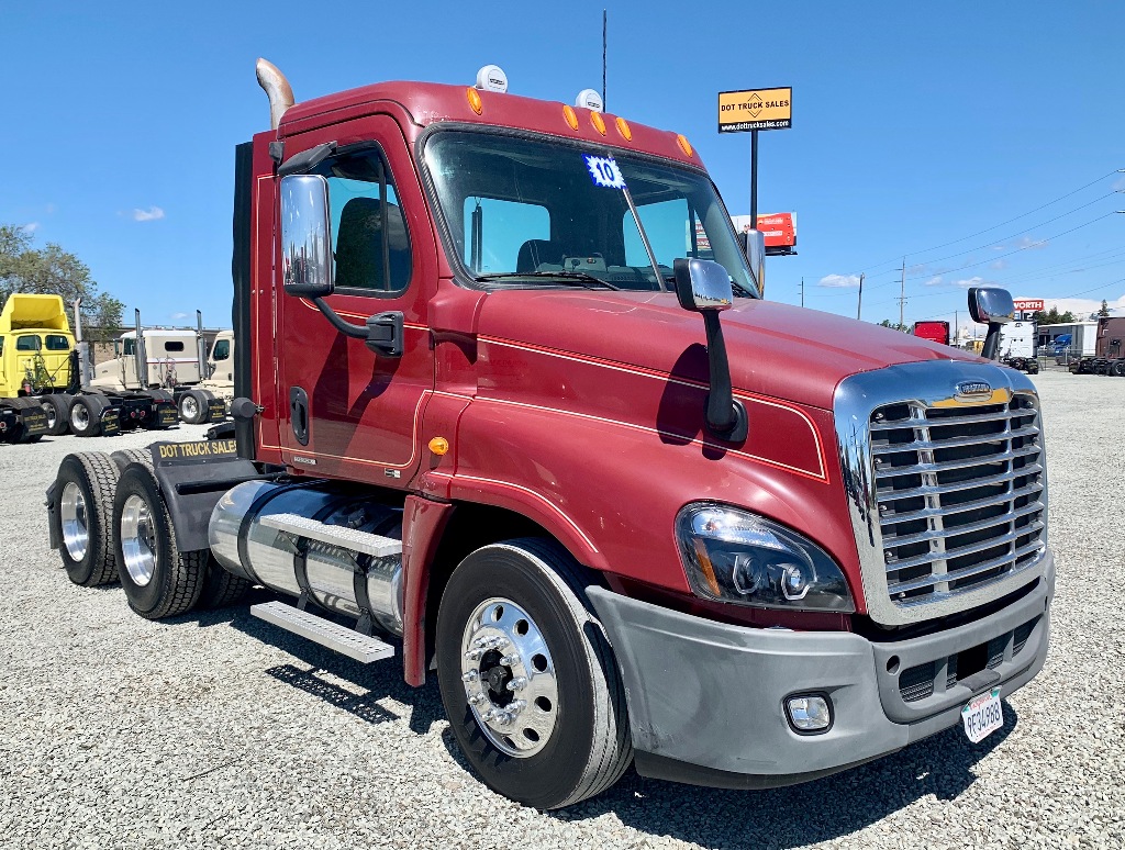 2010 FREIGHTLINER CASCADIA Daycab