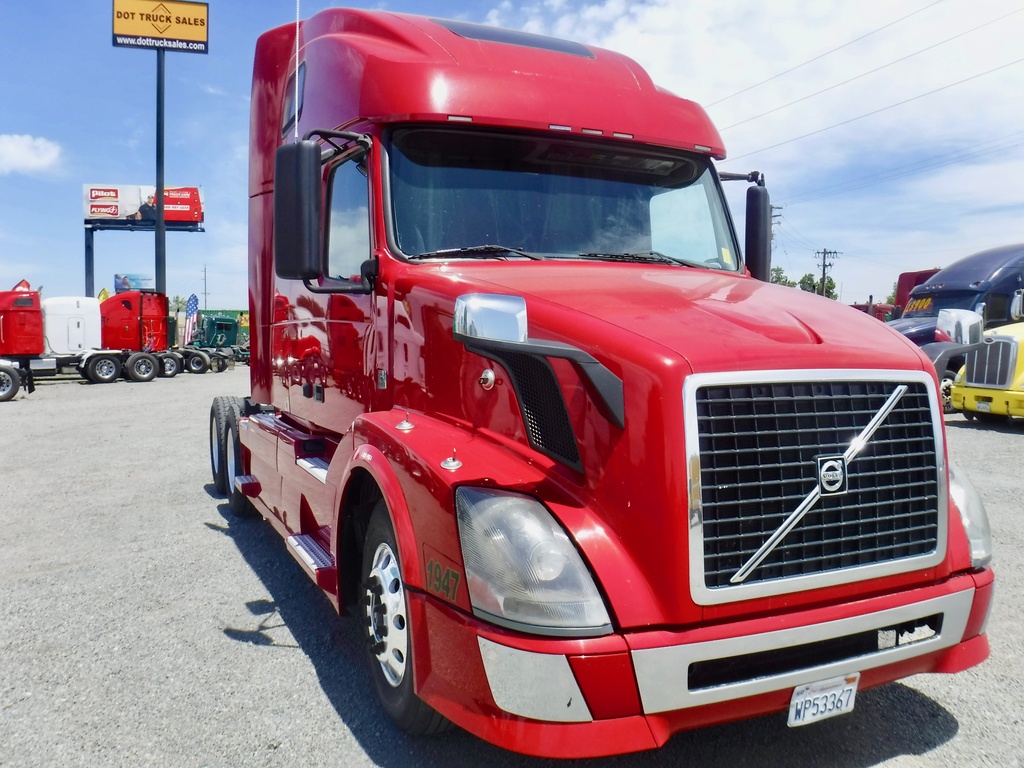 2011 VOLVO 670 Sleeper