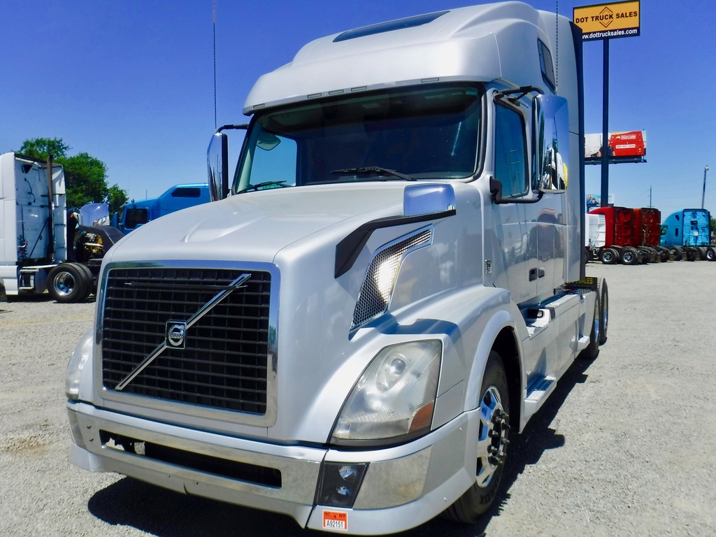 2013 VOLVO 670 Sleeper