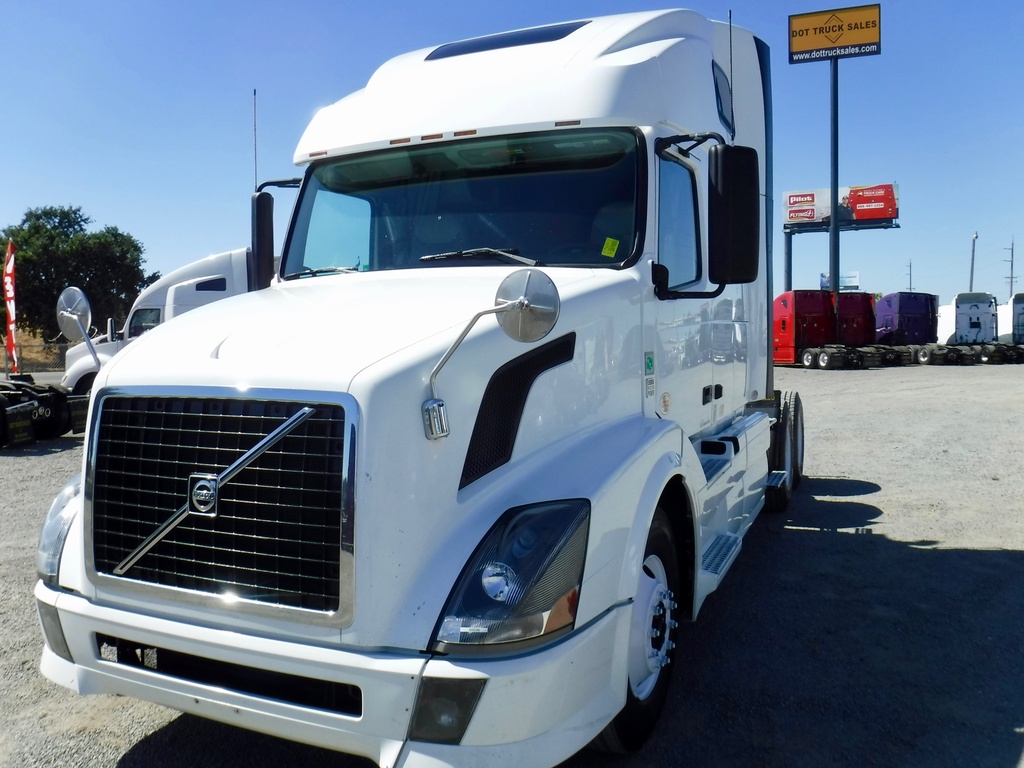 2012 VOLVO 670 Sleeper