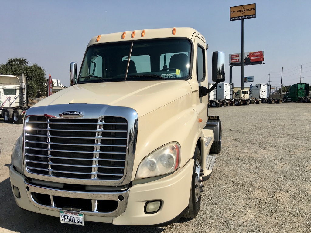 2010 FREIGHTLINER CASCADIA Daycab