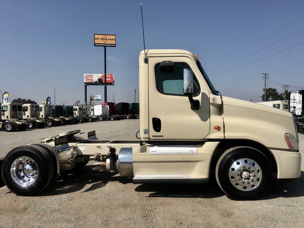 2010 FREIGHTLINER CASCADIA Daycab