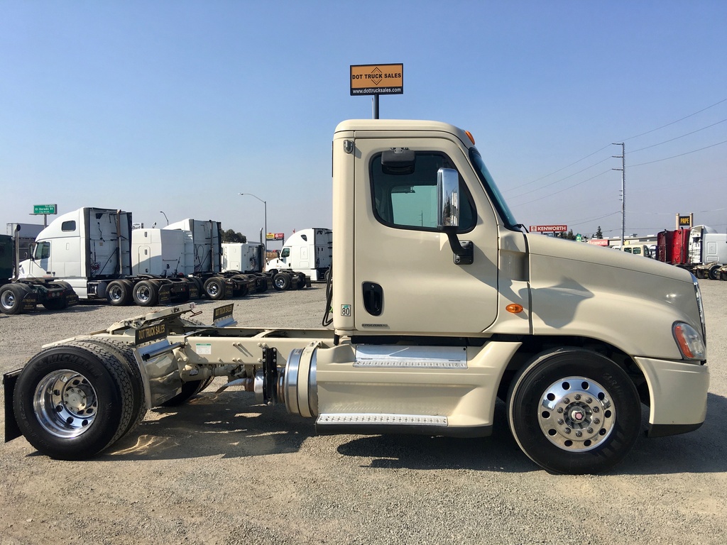 2010 FREIGHTLINER CASCADIA Daycab