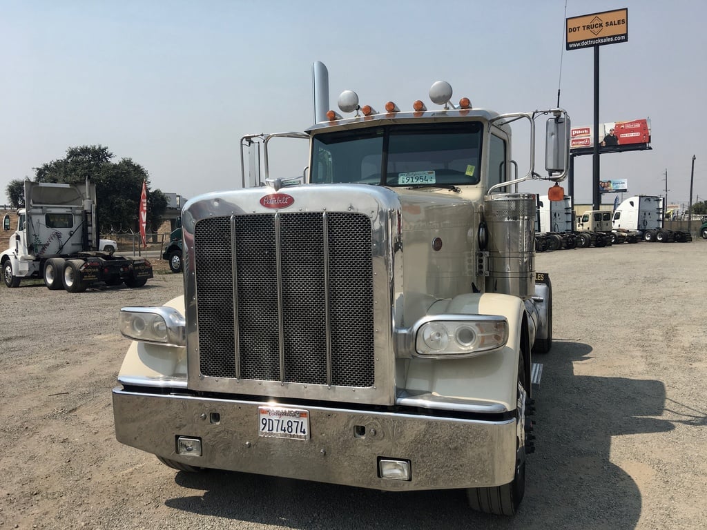 2010 PETERBILT 389 Daycab