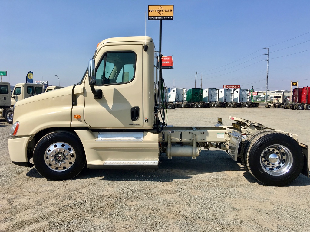 2010 FREIGHTLINER CASCADIA Daycab