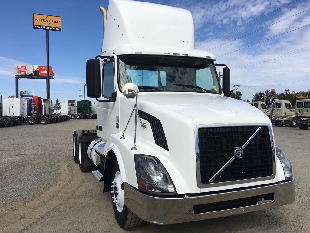 2011 VOLVO T300 Daycab
