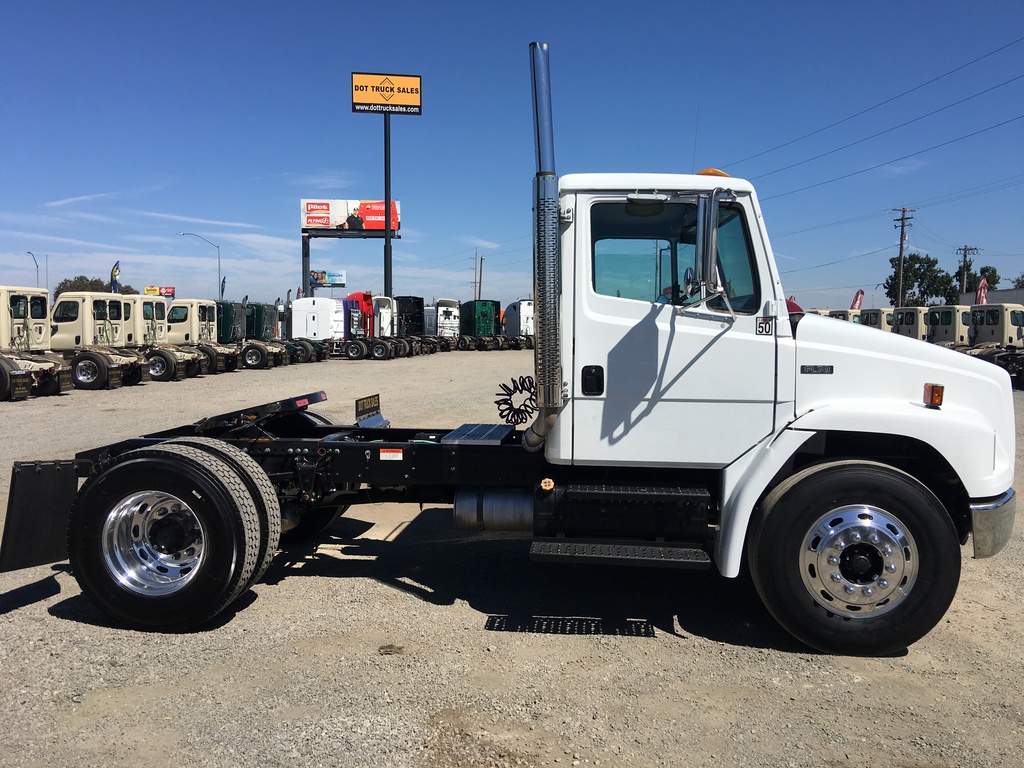 2003 FREIGHTLINER FL70 Daycab