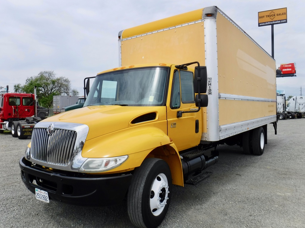 2006 INTERNATIONAL DT466 Box Van Truck