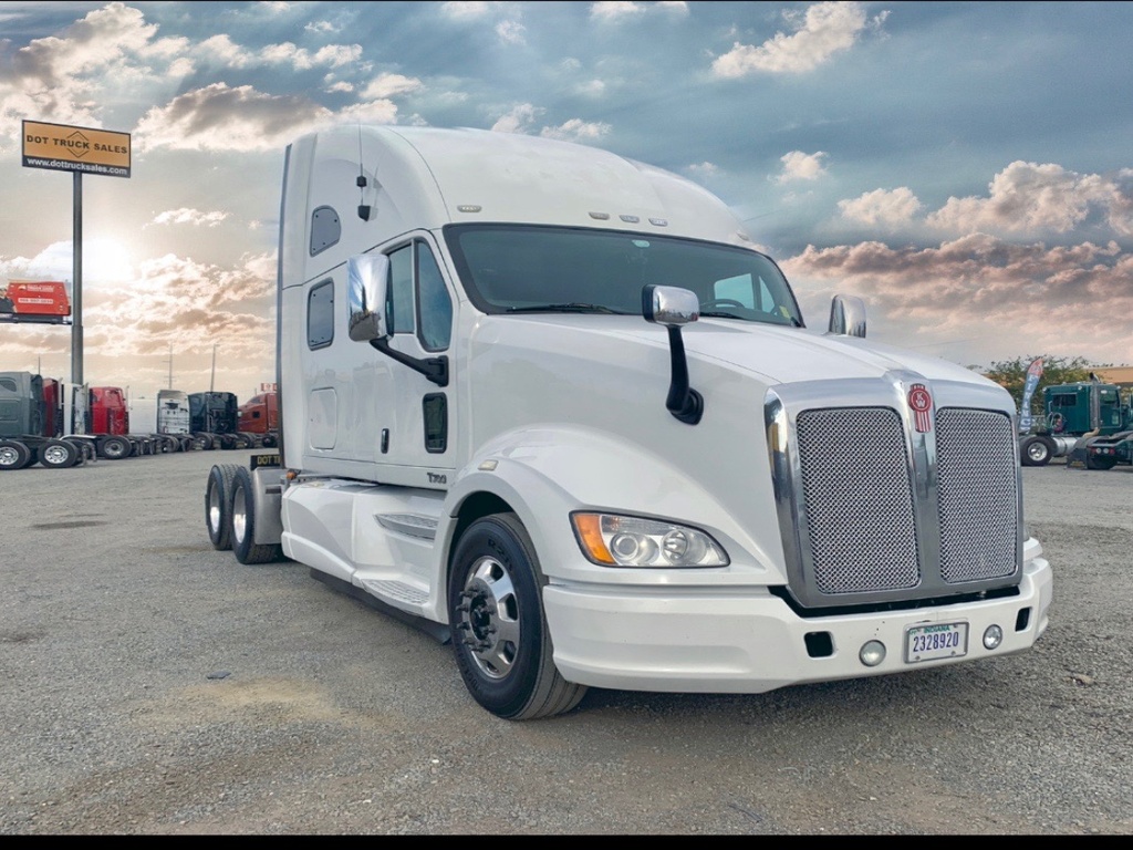 2013 KENWORTH T700 Sleeper