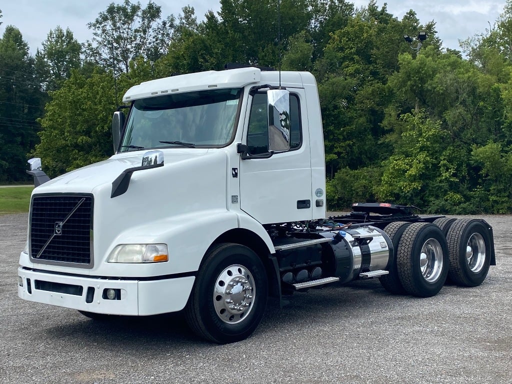 USED 2018 VOLVO VNM64T200 DAYCAB TRUCK #14903