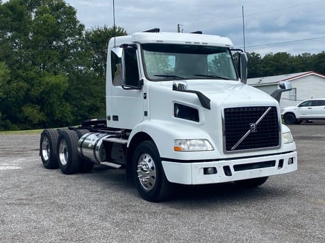 USED 2018 VOLVO VNM64T200 DAYCAB TRUCK #14903-3
