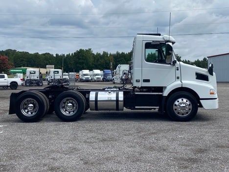 USED 2018 VOLVO VNM64T200 DAYCAB TRUCK #14903-4