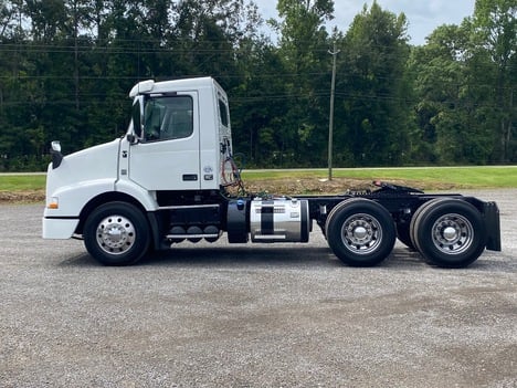 USED 2018 VOLVO VNM64T200 DAYCAB TRUCK #14903-8