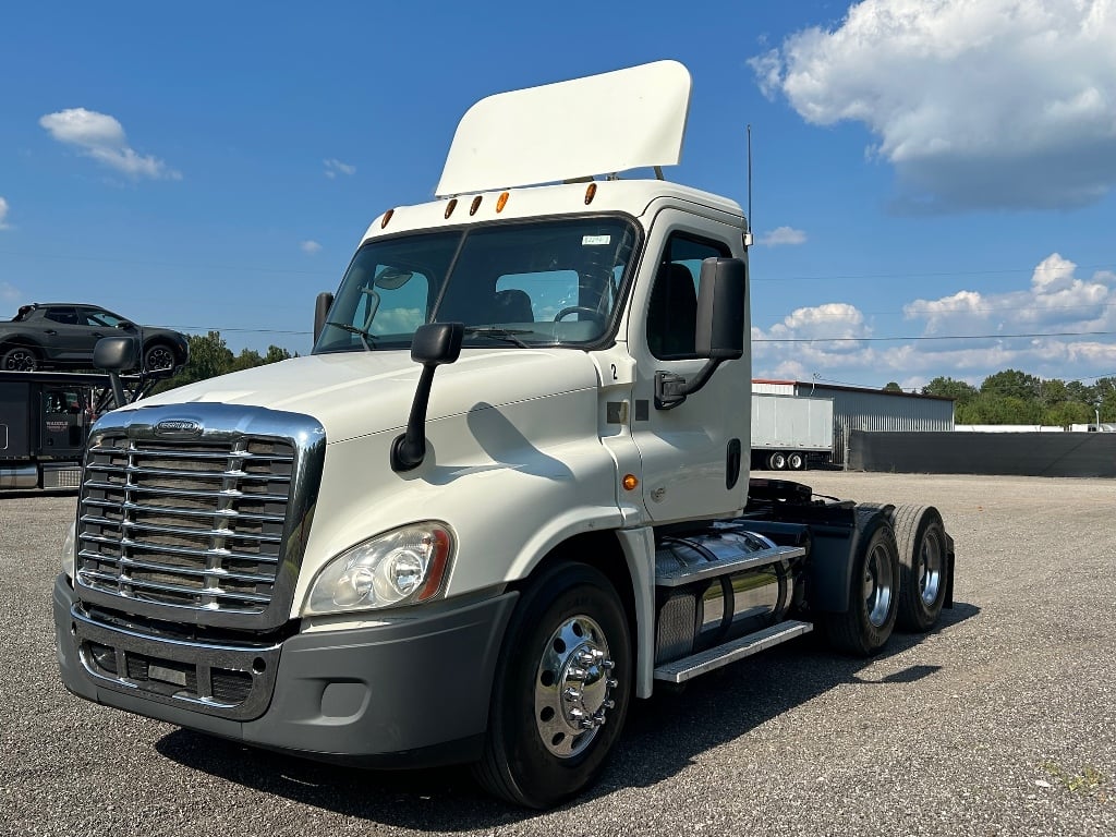 USED 2014 FREIGHTLINER CASCADIA DAYCAB TRUCK #15030