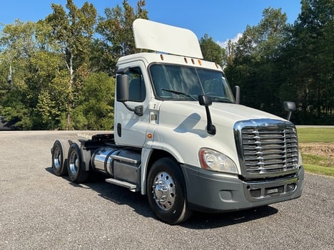 USED 2014 FREIGHTLINER CASCADIA DAYCAB TRUCK #15030-2
