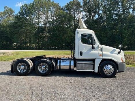 USED 2014 FREIGHTLINER CASCADIA DAYCAB TRUCK #15030-3