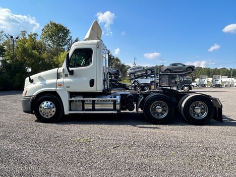 USED 2014 FREIGHTLINER CASCADIA DAYCAB TRUCK #15030-4