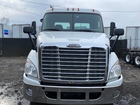 USED 2013 FREIGHTLINER CASCADIA TANDEM AXLE DAYCAB TRUCK #15100-2