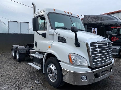 USED 2013 FREIGHTLINER CASCADIA TANDEM AXLE DAYCAB TRUCK #15100-3