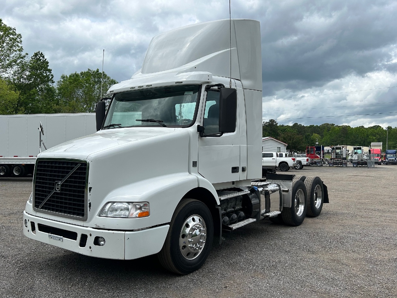 USED 2012 VOLVO VNM64T200 DAYCAB TRUCK #15108