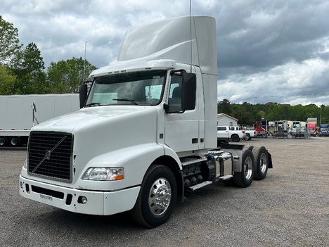 USED 2012 VOLVO VNM64T200 DAYCAB TRUCK #15108-1