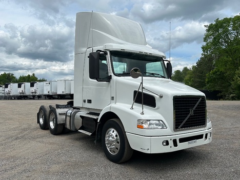 USED 2012 VOLVO VNM64T200 DAYCAB TRUCK #15108-3