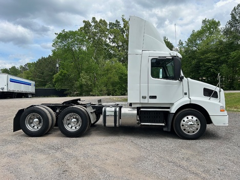 USED 2012 VOLVO VNM64T200 DAYCAB TRUCK #15108-4