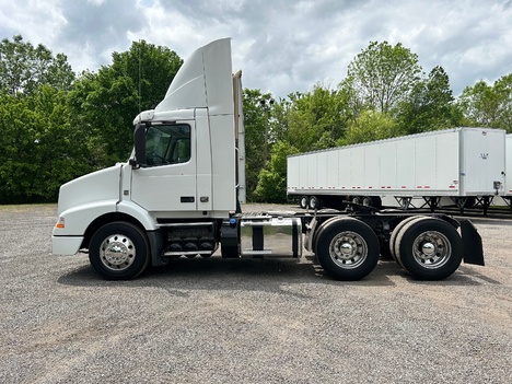USED 2012 VOLVO VNM64T200 DAYCAB TRUCK #15108-8