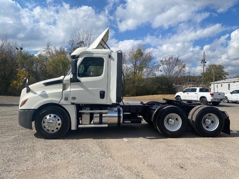 USED 2018 FREIGHTLINER CASCADIA TANDEM AXLE DAYCAB TRUCK #15115-12