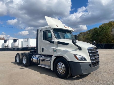 USED 2018 FREIGHTLINER CASCADIA TANDEM AXLE DAYCAB TRUCK #15115-3