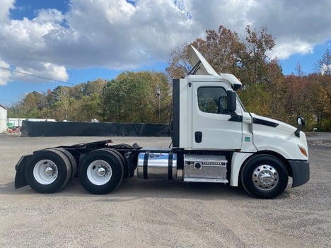 USED 2018 FREIGHTLINER CASCADIA TANDEM AXLE DAYCAB TRUCK #15115-4