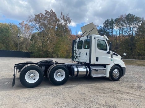 USED 2018 FREIGHTLINER CASCADIA TANDEM AXLE DAYCAB TRUCK #15115-5