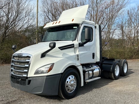 USED 2018 FREIGHTLINER CASCADIA TANDEM AXLE DAYCAB TRUCK #15166-1