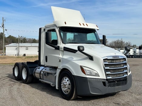 USED 2018 FREIGHTLINER CASCADIA TANDEM AXLE DAYCAB TRUCK #15166-3