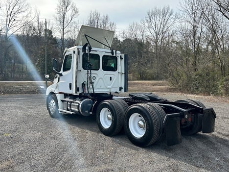 USED 2018 FREIGHTLINER CASCADIA TANDEM AXLE DAYCAB TRUCK #15166-7