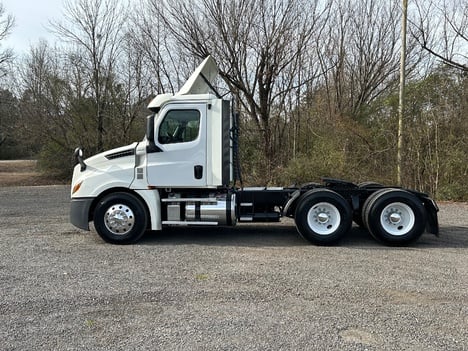 USED 2018 FREIGHTLINER CASCADIA TANDEM AXLE DAYCAB TRUCK #15166-8