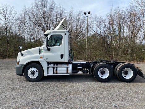 USED 2017 FREIGHTLINER CASCADIA TANDEM AXLE DAYCAB TRUCK #15167-12