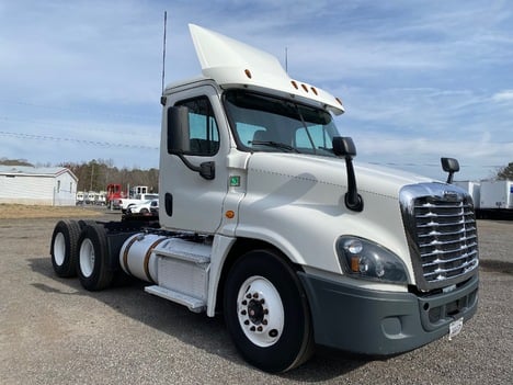 USED 2017 FREIGHTLINER CASCADIA TANDEM AXLE DAYCAB TRUCK #15167-3