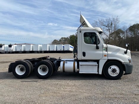 USED 2017 FREIGHTLINER CASCADIA TANDEM AXLE DAYCAB TRUCK #15167-4
