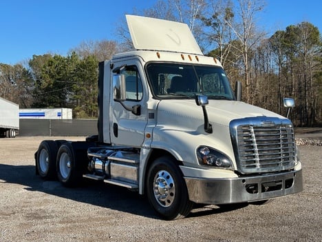 USED 2016 FREIGHTLINER CASCADIA TANDEM AXLE DAYCAB TRUCK #15169-3