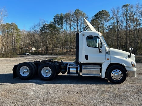 USED 2016 FREIGHTLINER CASCADIA TANDEM AXLE DAYCAB TRUCK #15169-4