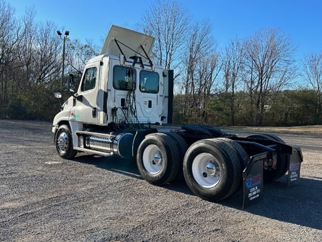 USED 2016 FREIGHTLINER CASCADIA TANDEM AXLE DAYCAB TRUCK #15169-7